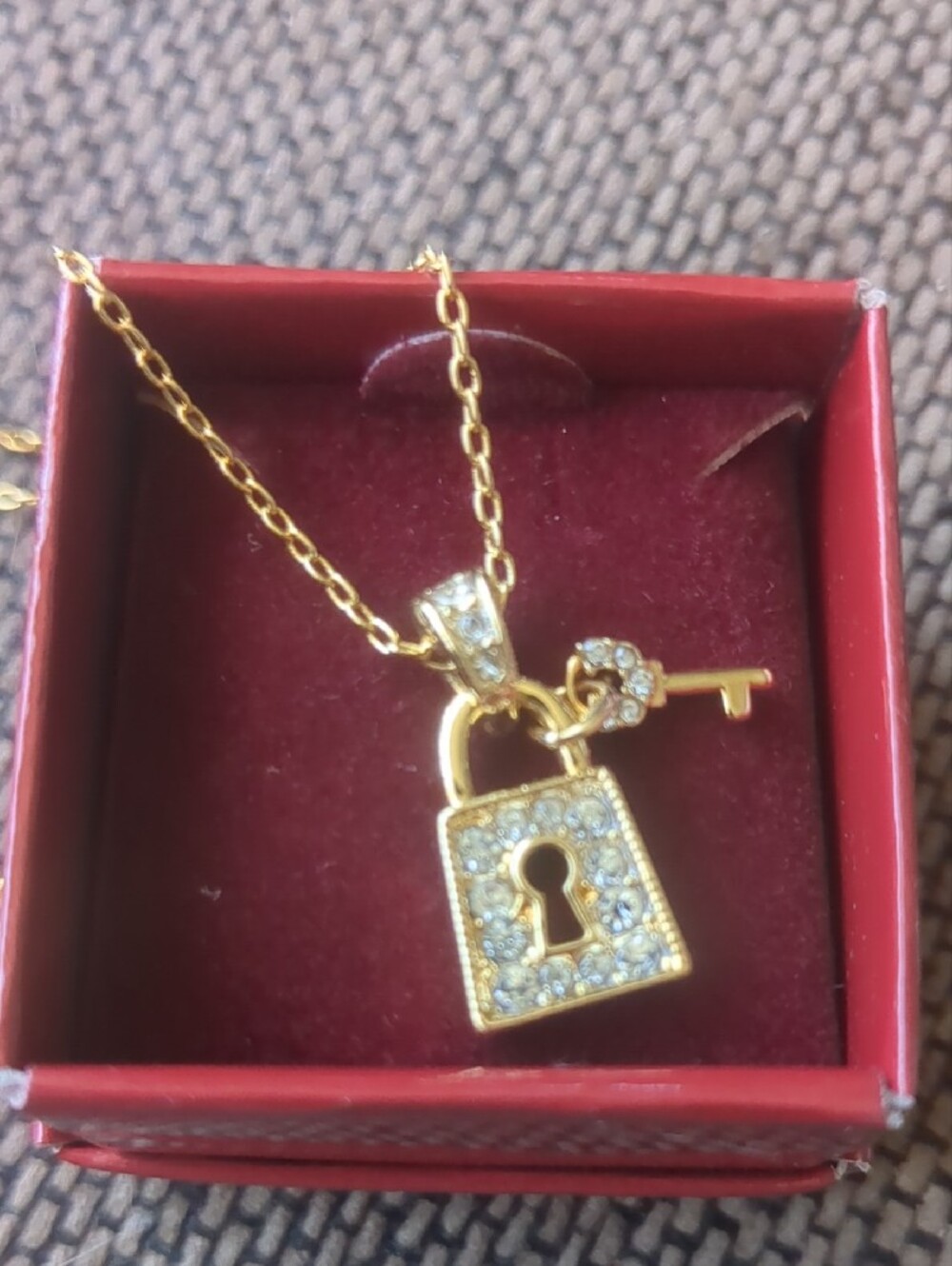 New! Avon Favorite Treasure Pendant Necklace